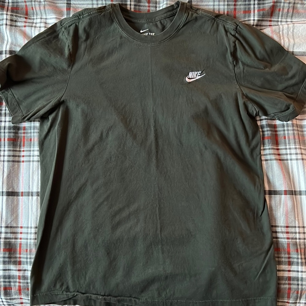 Men's MEDIUM t-shirt.